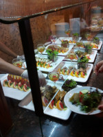 Как говорит шеф(-повар Константин) Ивлев (который, вообще говоря, ресторатор со спорной успешностью – см. https://вресторане.рф/articles/restorany-konstantina-ivleva), «красиво поданная еда – уже наполовину съеденная (глазами)». На самом деле он буквально такого не говорил – это я сам придумал – но он правда отмечал важность красивой подачи. 😋