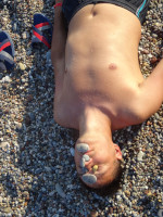 Кто-то из родных воспользовался беззащитным состоянием загорающего меня (ещё больше камней)!.. 😊