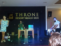 Сценка с выразительным фокусником (амплуа «злой гений») и случайно вызванной из зала отдыхающей, предположительно, русской… Таней Веденеевой. 😊