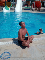 Моя медитация на берегу бассейна в условиях пандемии коронавируса (знак в левом нижнем углу).