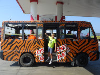 Это старший сын поехал с мамой на экскурсию в горы Манавгата (Manavgat) и к водохранилищу, а вам отгадать, что написано на дверях автобуса! 😉