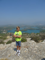 Вертикальный вид № 1/3 на реку Манавгат (Manavgat) и/или её водохранилища с окружающих гор и с участием моего старшего сына Ратмира. 😍