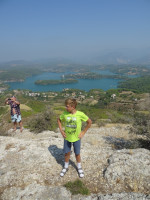 Вертикальный вид № 2/3 на реку Манавгат (Manavgat) и/или её водохранилища с окружающих гор и с участием моего старшего сына Ратмира. 😍