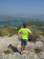 Вертикальный вид № 3/3 на реку Манавгат (Manavgat) и/или её водохранилища с окружающих гор и с участием моего старшего сына Ратмира. 😍