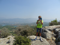 Горизонтальный вид на реку Манавгат (Manavgat) и/или её водохранилища с окружающих гор и с участием юного фоторепортёра – моего старшего сына Ратмира. 😍