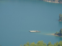 Вот что осталось от многоэтажного дома (крыша) после затопления окрестностей реки Манавгат (Manavgat) для образования её водохранилища.