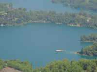 Вот что осталось от многоэтажного дома (крыша) после затопления окрестностей реки Манавгат (Manavgat) для образования её водохранилища (более общий кадр, чтобы это всё увидеть).