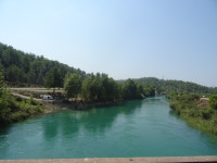 Предположительно, река Манавгат (Manavgat), в ходе экскурсии из одноимённого турецкого города-курорта. Вода не прозрачная, но цвета приятного.