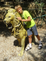 Вы родились во Владимире? Тогда, где бы вы ни были, найдите льва и прильните к нему! 😊 Особенно если можно посоревноваться гривами. 😁