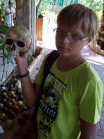 Это ещё кто из них бедный Йорик (по выражению лица)… 💀