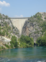 Вертикальная фотография плотины на реке Манавгат (Manavgat) и её окрестностей.