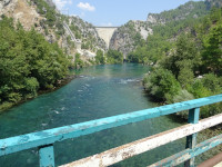 Горизонтальная фотография плотины на реке Манавгат (Manavgat) и её окрестностей.