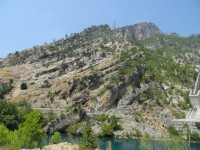 Горизонтальная фотография плотины на реке Манавгат (Manavgat) и её окрестностей.