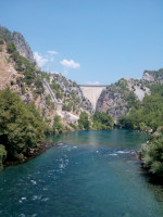 Вертикальная фотография плотины на реке Манавгат (Manavgat) и её окрестностей.