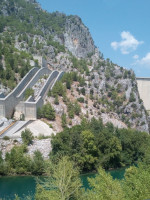 Предположительно, сливные каналы (слева) плотины (справа) на реке Манавгат (Manavgat, снизу).