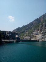 Наверху плотины на реке Манавгат (Manavgat), поверхность образованного водохранилища.