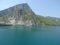 Наверху плотины на реке Манавгат (Manavgat), поверхность образованного водохранилища и гора рядом.