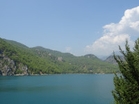 Наверху плотины на реке Манавгат (Manavgat), поверхность образованного водохранилища и горы вокруг.