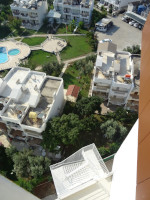 Если выбраться на крышу гостиницы (даже если это не совсем разрешено… но русские же 😁), то можно увидеть то, что не всегда видно из её окошек, в частности, внизу.