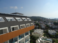 Если выбраться на крышу гостиницы, то можно увидеть то, что не всегда видно из её окошек, в частности, вдаль и горы.