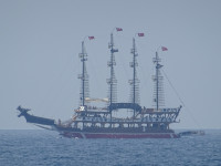 То, чего не может ваш смартфон, но может superzoom-фотоаппарат с 30-кратным оптическим (!) увеличением. 😛 Видно, что у турецкого экскурсионного корабля на носу почему-то дракон, более присущий китайцам. 🤔