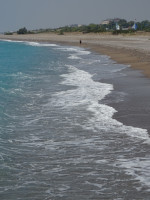 Иногда нужно не просто море, чтобы отдохнуть и перезагрузиться, а море с пустынными пляжами, где мало людей, потому что от них тоже надо отдыхать, особенно от неродных.