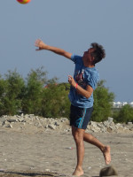 Последняя игра в пляжный волейбол: подача мяча – и причёска у меня такая же, как и волна песка под ногой. 😊