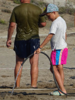 «Кто не работает, то ест»… ой, то есть кто не играет в пляжный волейбол (в жару), тот поливает поле, чтобы играть можно было. 🥵