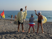 Традиция прощаться с морем в последний день отпуска в данном случае как бы намекает вам, что соответствующий мультимедиаотчёт об отдыхе в турецком Манавгате подходит к концу…