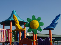 Детская площадка на нашем пляже была обычной, пластиковой и разноцветной, но вот эти конструкции по бокам цветочка в виде флактурмов – это было странно. 🤔