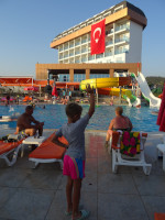 Из нового – добавление к традиции прощаться с морем ещё и прощания с бассейном (и водными горками). 😊