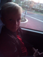 Не очень качественно сфотографированный, но зато очень качественно отдохнувший (что в том числе видно по напрочь выцветшим на солнце волосам) младшенький. 😍