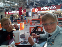 Оголодавшие перед вылетом домой дети нашли в аэропорту Антальи (Antalya Havalimanı) то ли любимый “Burger King”, то ли его конкурента “Popeyes” (хотя больше конкурента “KFC”). 😋