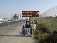По дороге к океанариуму Шарджи (Sharjah Aquarium, مربى الشارقة للأحياء المائية) с моими стойкими «оловянными солдатиками», выдерживающими жару.