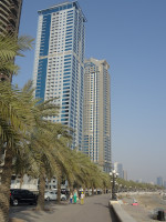 Вообще, “corniche” («корниш») по-французски означает «карниз», но когда в сочетании с дорогой (“route à corniche”), то «горную дорогу», «серпантин», но во многих арабских странах (впервые я встретил это тут, в Эмиратах) так называют улицу вдоль моря (в данном случае – al Khan Corniche Street вдоль al Khan Lagoon как части Персидского залива, по гидрологическому режиму считающегося именно морем), предназначенную для прогулок (мои любимки как раз прогуливаются впереди).