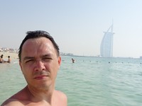 Та самая знаменитая 7-звёздочная гостиница-парус, с которой в Дубае все фотографируются, в дымке дневного летнего зноя выглядит не так ярко, как на открытках.