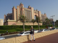 На фоне Atlantis the Palm – одной из самых дорогих гостиниц в мире, с самым больши́м в мире номером Royal Bridge Suite.