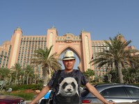 Одна из самых дорогих гостиниц в мире, Atlantis the Palm, имеет в своей середине проём-арку в виде купола храма, в которую прекрасно помещается голова. 😊