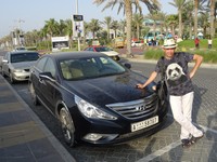 Эта Hyundai Sonata помогала нам изучать достопримечательности и путешествовать по Объединённым Арабским Эмиратам (“UAE” на госномере).