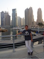 Элитный район Dubai Marina. Если б у меня там были апартаменты, вместо гаража у меня была бы эта бухта, а вместо авто – яхта. 😊