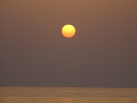 До этого заката на берегу Персидского залива 🌅 я никогда не видел, чтобы солнце не исчезало за горизонтом, а растворялось в мареве жары, не доходя до кромки моря (см. следующие фотографии).