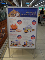 Если кто помнит, несколько фотографий назад я предлагал угадать, что такое “Iftar Box” у мусульман. Ну а теперь вот вам варианты наполнения этой коробочки с халяльным ужином.