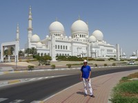 На фоне одной из самых больших мечетей в мире, Большой мечети шейха Заеда, внутрь которой мы так и не попали.