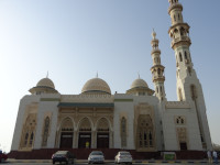 Мечеть аль Нур (al Noor, مسجد النور) в Шардже очень непросто уместить в кадр с человеком (я там есть – маленькая жёлтая точка 😊) – или по ширине не влезет, или минарет обрезается.
