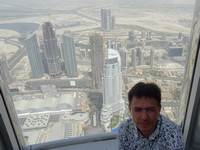 На одном из небоскрёбов поменьше Бурдж Халифы написано название владельца её и многих других небоскрёбов, крупнейшего застройщика в Эмиратах – компании EMAAR.