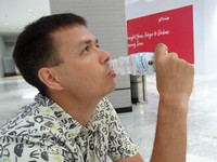 Как бы пью верблюжье молоко в торговом центре Dubai Mall (потому что на самом деле уже́ выпил – почти то же коровье).