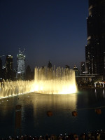 Те самые 150-метровые дубайские фонтаны при торговом центре Dubai Mall и небоскрёбе Burj Khalifa (виден справа) особенно хороши вечером.