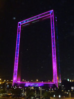 Гигантская фоторамка Dubai Frame ночью тоже красиво светится, как и Бурдж Халифа.