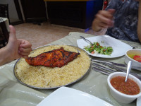 У арабов в ресторане «Диван аль Манди» (Diwan al Mandi, مطعم ديوان المندي) не только вкусно 😋, но и гигантские порции (слева – плов якобы на одного). 😮