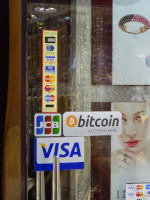 Ещё тогда, когда криптовалюта вообще и биткойн в частности казались большинству россиян (включая меня) чем-то загадочным или даже пугающим (меня, конечно, не пугало), передовые Эмираты наладили возможность оплаты ею в обычных, физических магазинах!